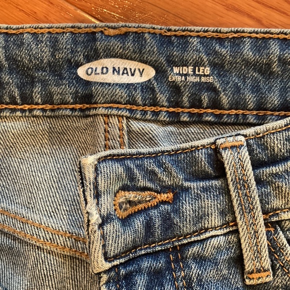 Old Navy Wide Leg Extra High Rise Distressed Cropped Jeans - Picture 2 of 4